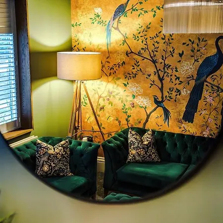 Сasa de vacaciones Unique In Northenden Urban Oasis Sleeps 8 *