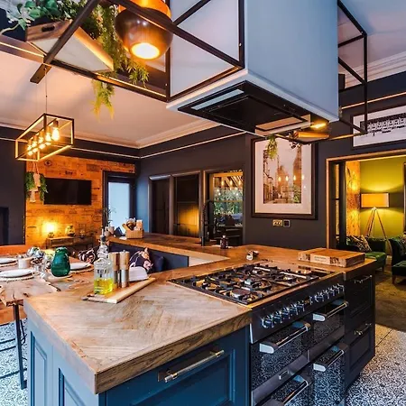 Сasa de vacaciones Unique In Northenden Urban Oasis Sleeps 8 *