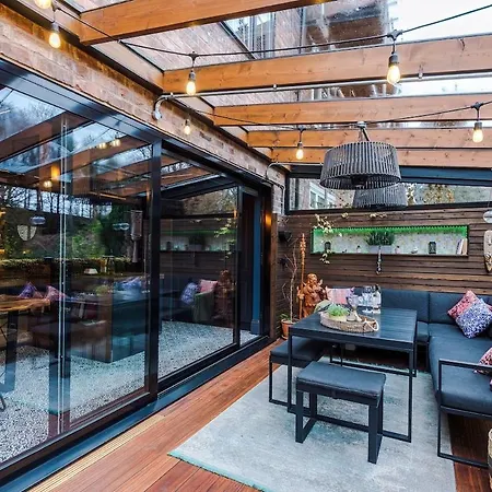 Сasa de vacaciones Unique In Northenden Urban Oasis Sleeps 8 *