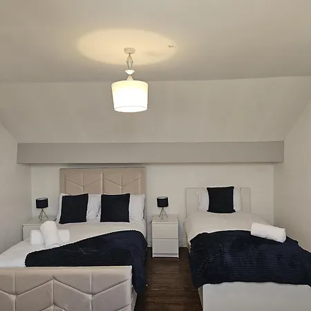 -sleeps 10 People Spacious House -fast Free Wifi -free Parking -contractor Friendly Manchester