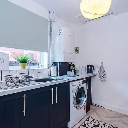 Free Park, Sleeps 8, Stunning In Salford, Long Term Disc, Perfect For Groups Apartamento