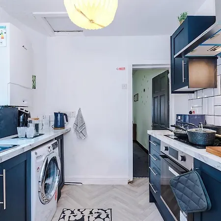 Free Park, Sleeps 8, Stunning In Salford, Long Term Disc, Perfect For Groups Apartamento
