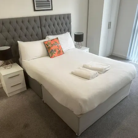 Adelphi Wharf By Beehosting * Manchester