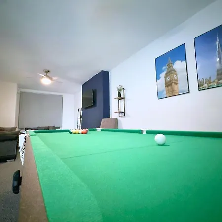 Spacious Home-pooltable-freeparking-10guests Holiday home Manchester