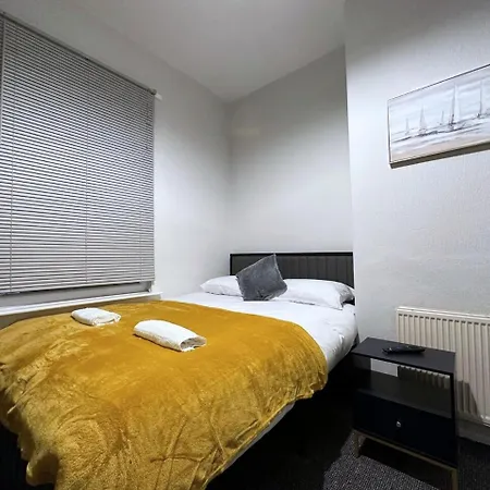 Holiday home Spacious Home-pooltable-freeparking-10guests
