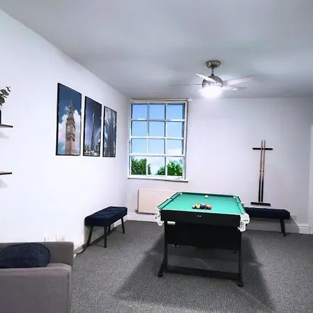 Spacious Home-pooltable-freeparking-10guests Manchester