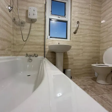 Spacious Home-pooltable-freeparking-10guests Holiday home *