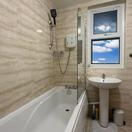 Spacious Home-pooltable-freeparking-10guests