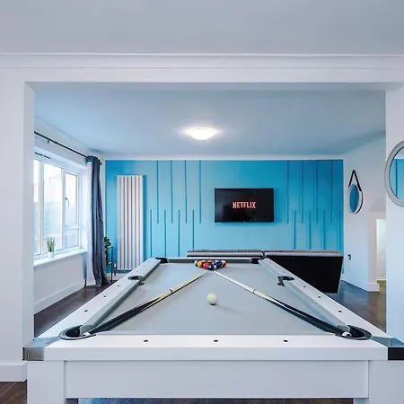 New Spacious House, Pool Table, Driveway Parking And Ps4 度假居