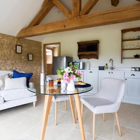 The Cart Shed - Romantic Hideaway With A View! Feriehus