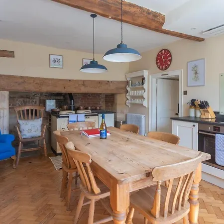 בית נופש Beautiful Cotswold With Hot Tub *