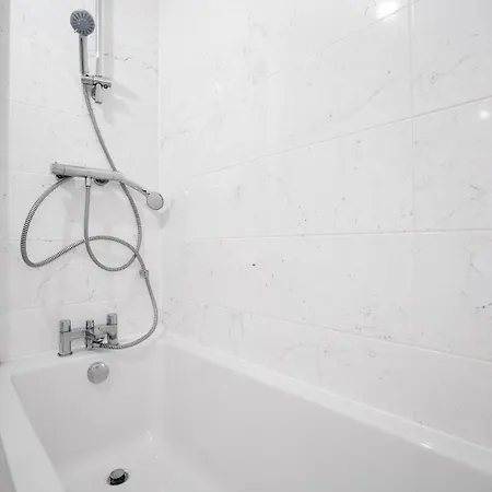 Luxury 5 Bed Near Etihad And Coop Live Сasa de vacaciones