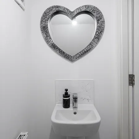 Сasa de vacaciones Luxury 5 Bed Near Etihad And Coop Live *