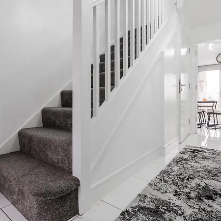 Luxury 5 Bed Near Etihad And Coop Live