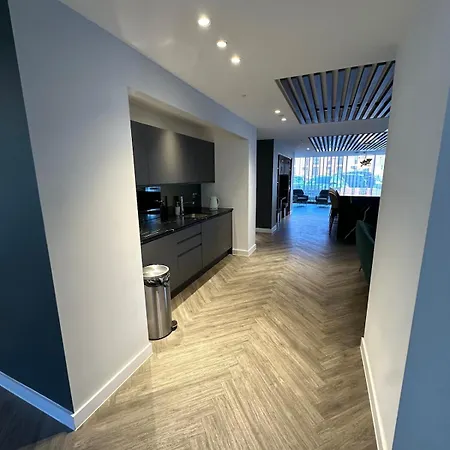 View 2 King Ensuites Gym Apartment Manchester