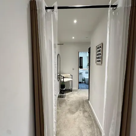View 2 King Ensuites Gym * Manchester