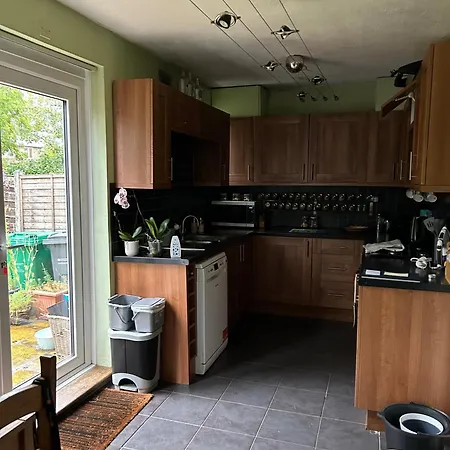 6guests-parking-petsok-familyfriendly-garden 別荘 マンチェスター