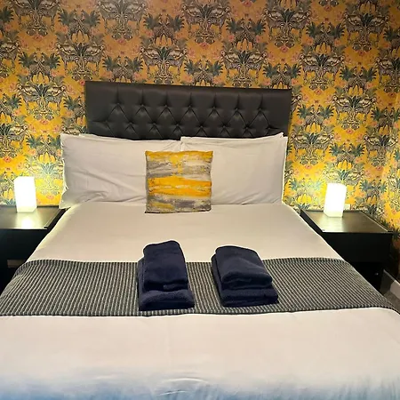 Adelphi Wharf By Beehosting * Manchester