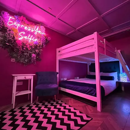 Manchester's Only Themed Slumber Party For 8 With Makeup 公寓