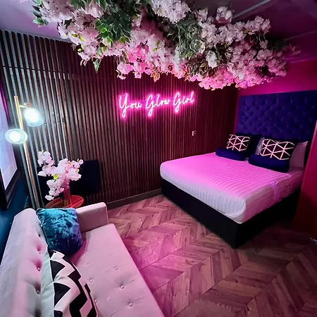 公寓式酒店 Manchester's Only Private Party For 12 With Makeup