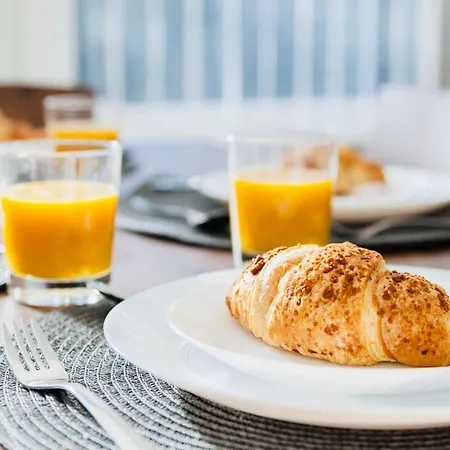 Comfy 3 Bed House By Airport, Perfect For Groups & Families 度假居