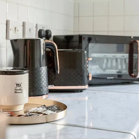 Comfy 3 Bed House By Airport, Perfect For Groups & Families 度假居 *