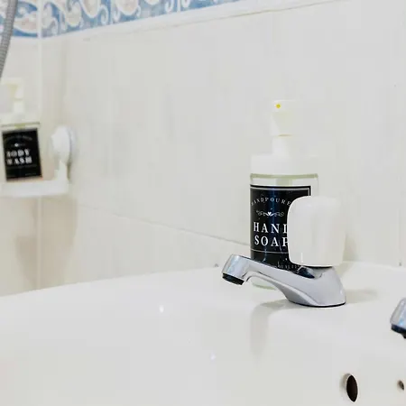 Comfy 3 Bed House By Airport, Perfect For Groups & Families *