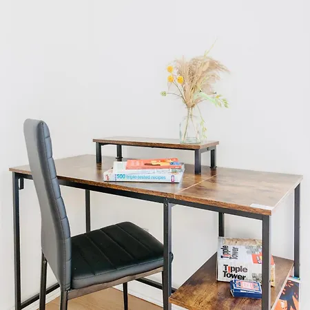 Comfy 3 Bed House By Airport, Perfect For Groups & Families 度假居 *