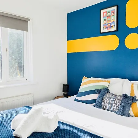 Comfy 3 Bed House By Airport, Perfect For Groups & Families *