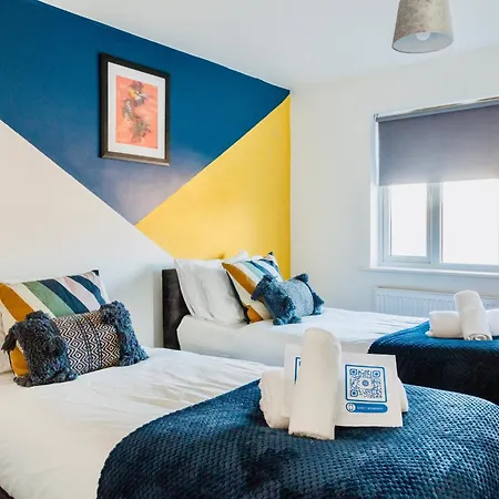 Comfy 3 Bed House By Airport, Perfect For Groups & Families *