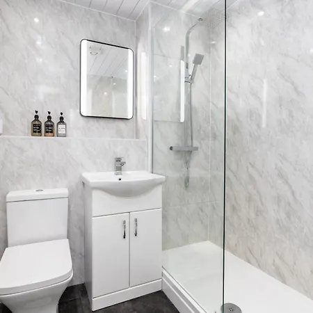 Apartament Cozy 2 Bed - Unlimited Wi-fi - Free Parking - Sleeps 6 - By Old Trafford *