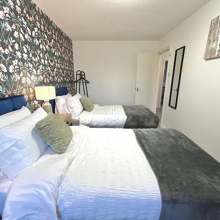 Дом отдыха Ideal 3-bed Stay-away-home Area Манчестер