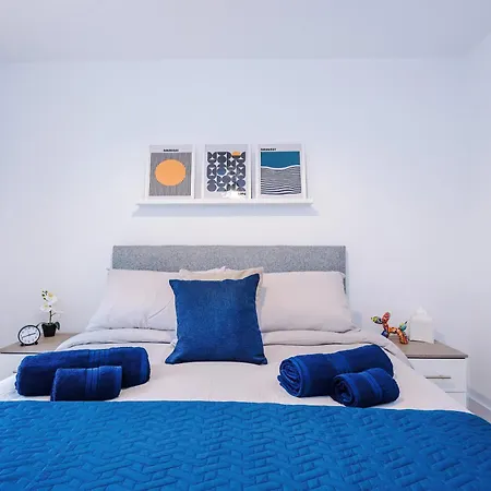 Stunning 3 Story Home, 3 X King Size Beds, Pool Table, Free Parking X2, Ping Pong