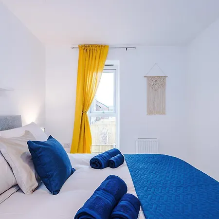 Stunning 3 Story Home, 3 X King Size Beds, Pool Table, Free Parking X2, Ping Pong * Manchester