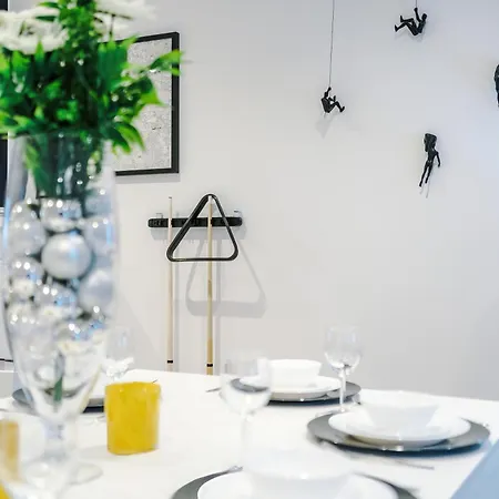 Stunning 3 Story Home, 3 X King Size Beds, Pool Table, Free Parking X2, Ping Pong