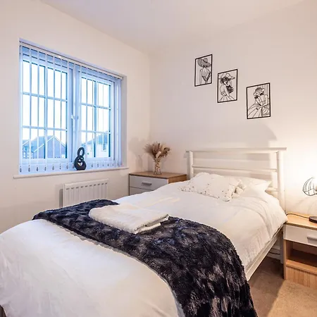 Σπίτι διακοπών 4 Bedroom Town House- Free Parking, Perfect For Families And Contractors *