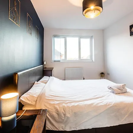 Σπίτι διακοπών 4 Bedroom Town House- Free Parking, Perfect For Families And Contractors