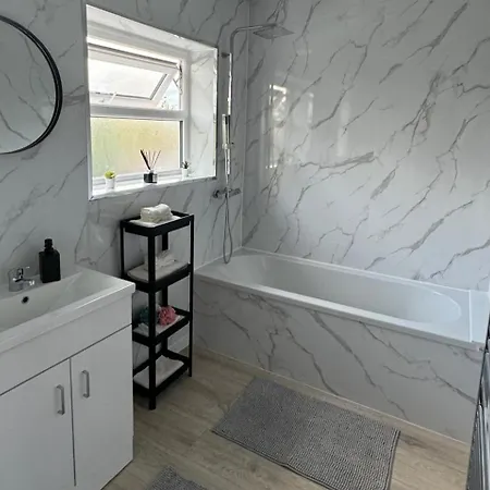 Oasis - Spacious 5 Bedroom House 別荘