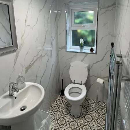 Oasis - Spacious 5 Bedroom House *