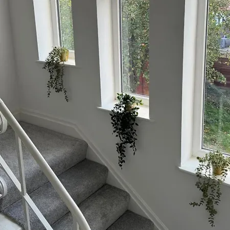 Oasis - Spacious 5 Bedroom House *