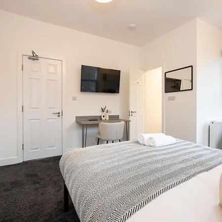Private Ensuite With Kitchen Access By Irwell Hotell