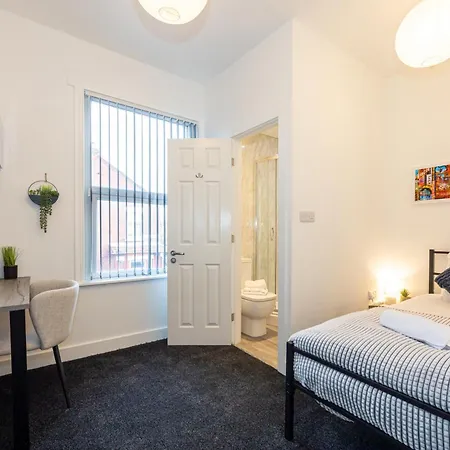 Private Ensuite With Kitchen Access By Irwell Hotell