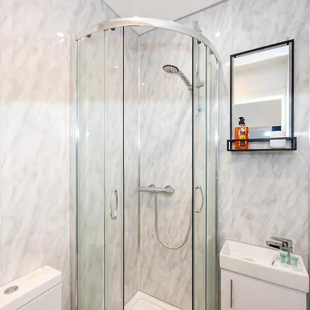 Private Ensuite With Kitchen Access By Irwell Hotell