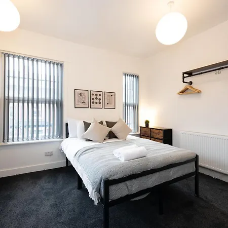 Private Ensuite With Kitchen Access By Irwell Manchester