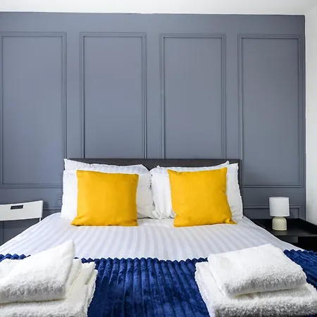 House With Garden, Sleeps 5, Centre Close, Manchester, Free Fast Wi-fi, Free Parking, 55-inch Tv, Self-check In - Contractors! Holiday home Manchester