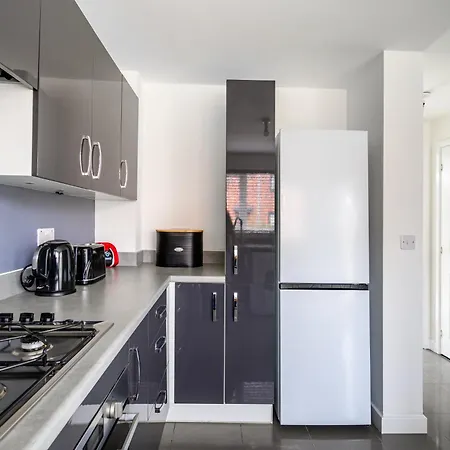 House With Garden, Sleeps 5, Centre Close, Manchester, Free Fast Wi-fi, Free Parking, 55-inch Tv, Self-check In - Contractors!