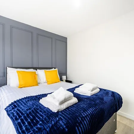 House With Garden, Sleeps 5, Centre Close, Manchester, Free Fast Wi-fi, Free Parking, 55-inch Tv, Self-check In - Contractors! Holiday home