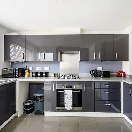 House With Garden, Sleeps 5, Centre Close, Manchester, Free Fast Wi-fi, Free Parking, 55-inch Tv, Self-check In - Contractors! Holiday home *