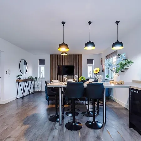 Apartment Monthly - Stylish 2bed - Etihad & Ao Arena Access - Parking