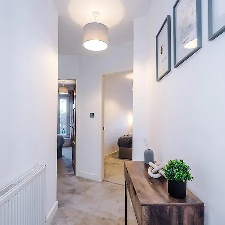 Monthly - Stylish 2bed - Etihad & Ao Arena Access - Parking Apartment *
